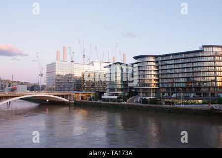 Grosvenor Bridge et les appartements de luxe de la Tamise à Londres, Angleterre Banque D'Images