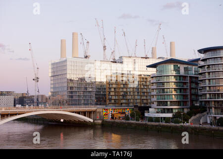 Grosvenor Bridge et les appartements de luxe de la Tamise à Londres, Angleterre Banque D'Images