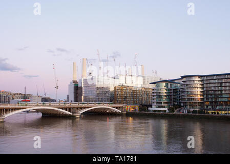 Grosvenor Bridge et les appartements de luxe de la Tamise à Londres, Angleterre Banque D'Images