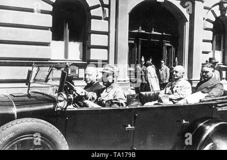 Le départ des dirigeants nazis du Landtag de Bavière, qui est garanti par la police avec mousquetons. Les membres du NSDAP étaient conduits hors de l'édifice gouvernemental de la commande de la président du Landtag, comme ils l'avaient déjà refusé d'enlever leur partie de l'uniforme. Dans la voiture à l'arrière sur la gauche, l'avenir de Frankonia, Gauleiter Julius Streicher. À côté du conducteur, le Gauleiter plus tard de Munich en Haute-bavière, Adolf Wagner. Banque D'Images