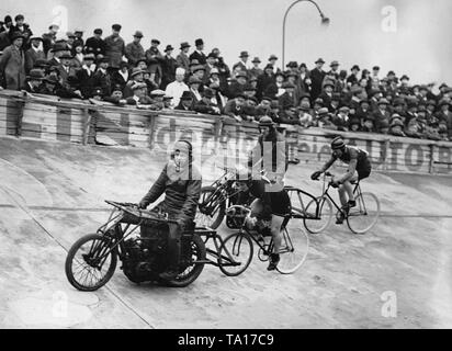 Deux voies cyclistes roulent avec leurs pacers motorisé sur la Olympiabahn à Berlin. Banque D'Images