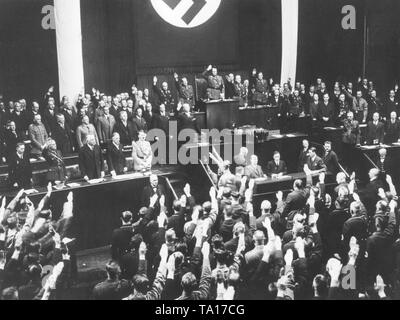 Après le discours de Hitler sur l'armement, les membres de l'Assemblée chanter l'hymne national et montrer le salut nazi. Dans les rangs du gouvernement : le ministre des Finances Johann Ludwig Graf von Schwerin Krosik, Ministre de l'intérieur Wilhelm Frick, Ministre des affaires étrangères Konstantin von Neurath, Vice-chancelier allemand Franz von Papen et Adolf Hitler (première rangée, de gauche) et le ministre de la Défense, Werner von Blomberg, Ministre de la Justice Franz Guertner , ministre du Travail Franz Seldte et de l'économie Ministre Alfred Hugenberg (rangée arrière de gauche à droite). En tant que président du Reichstag : Hermann Goering. Banque D'Images