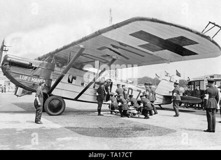 Un Merkuer Dornier de la Lufthansa allemande au cours d'un exercice de chargement à l'aéroport de Berlin Tempelhof. Un patient sur une civière est chargé dans l'avion par le personnel de la Croix-Rouge. Banque D'Images