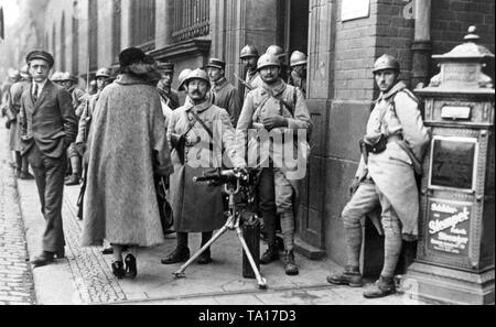 Les soldats de l'occupation française mise en place d'un poste de mitrailleuse à l'entrée du bureau de poste principal au milieu de la circulation des piétons sur la rue principale. Banque D'Images