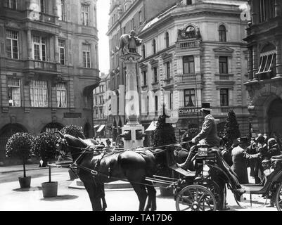 Cette photo montre le Prince Régent Ludwig, qui visite le Wohlfahrtsbrunnen de Munich. Banque D'Images