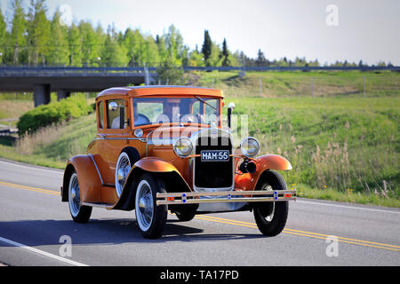 Salo, Finlande. Le 18 mai 2019. Beau modèle Ford orange une voiture classique sur la route le Maisema 2019 Salon de la croisière. Banque D'Images