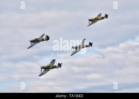 Hawker Sea Hurricane "Z7015" volant en formation avec Supermarine Spitfire 3 N3200, MH434 et AR501 au soir airshow à Shuttleworth Banque D'Images