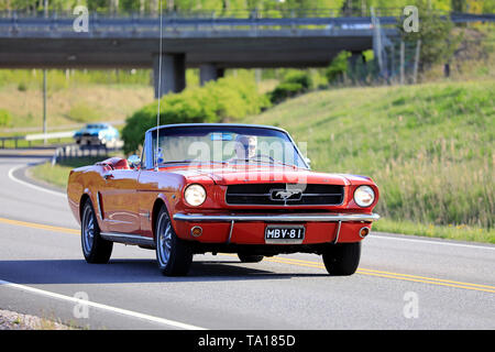 Salo, Finlande. Le 18 mai 2019. Classic 1960 Ford Mustang décapotable rouge sur la route le Maisema 2019 Salon de la croisière. Banque D'Images