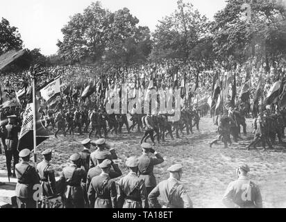 Dans le cadre de la 13e journée des soldats de première ligne (Reichsfrontsoldatentag) le Stahlhelm ferme les festivités avec un grand appel nominal sur le Oderwiesen avec plus de 150 000 membres. Un drapeau société est profané devant leurs chefs, dans l'arrière-plan est un groupe de musique. Banque D'Images