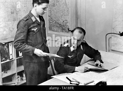 Un officier de la Luftwaffe sur le front de l'est émis un message radio à son supérieur. Photo : correspondant de guerre Standartenfuehrer Seuffert. Banque D'Images