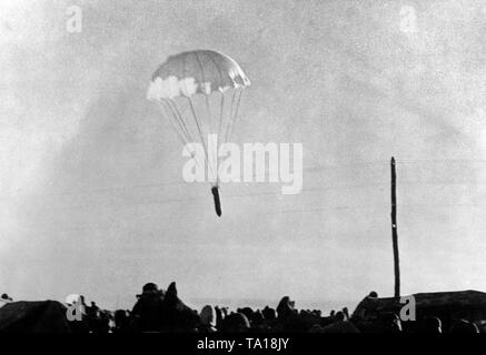 Hommes coupés de la masse sont pris en charge à partir de l'air, comme ici à une position hérisson au don de se plier. Au lieu d'explosifs, les réservoirs sont remplis d'armes, de munitions et de nourriture. Photo de l'entreprise de propagande (PK) : correspondant de guerre Siedel. Banque D'Images