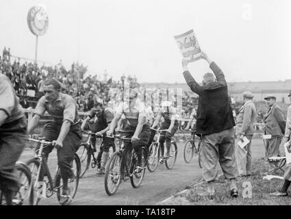 Vue de la voie au Championnat de Paperboys de la maison d'édition Scherl dans le Polizeistadion de Berlin. Dans l'arrière-plan, le spectateur se tient. Banque D'Images