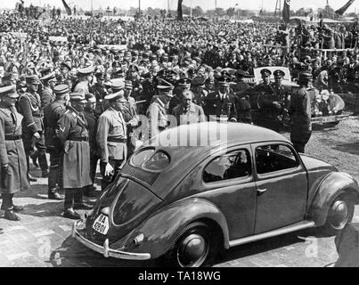 Plus tard, Hitler renommé le Type 1 Volkswagen KdF Wagen' à '. En plus d'Hitler, Ferdinand Porsche, le créateur de la coccinelle et Robert Ley, Reichsleiter du NSDAP. Banque D'Images