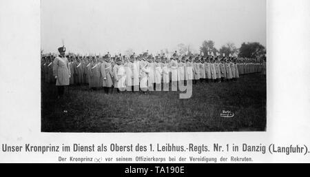 Le Prince Guillaume de Prusse (1er rang à gauche) a participé à la prestation de serment des nouvelles recrues à Danzig, comme Colonel du 1er Régiment Leibhusaren. Banque D'Images