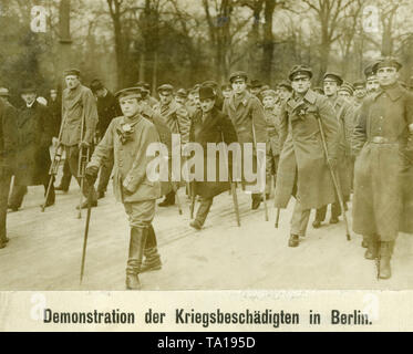 Démonstration de s'acquitter de soldats qui ont été blessés au cours de la Première Guerre mondiale, sur une rue de Berlin. Banque D'Images