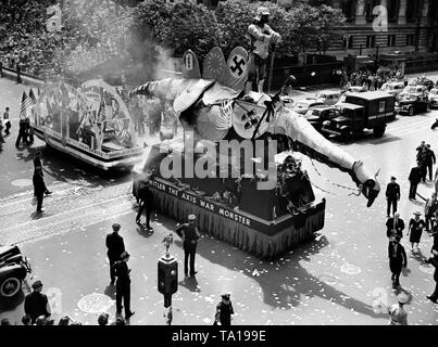 Une procession de New York porte le long d'une voiture sur laquelle Hitler est assis comme un homme-eating monster avec les mots 'Hitler la guerre de l'axe monster'. Derrière, une voiture qui a été réservé pour la France libre. Sur la voiture les inscriptions "Liberte, Egalite, Fraternite, Honneur et Patrie' et 'la liberté, la démocratie, la France libre pour toujours'. À côté de la croix gammée, le symbole du Japon (le soleil levant) et le comité permanent pour l'fasces l'Italie fasciste. Banque D'Images