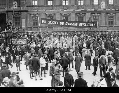 Rally des sociaux-démocrates à Berlin le 1er mai. Deux bannières lire : 'Nous salue la révolution espagnole !" et "Lutte pour une fourniture suffisante de retraites". Banque D'Images