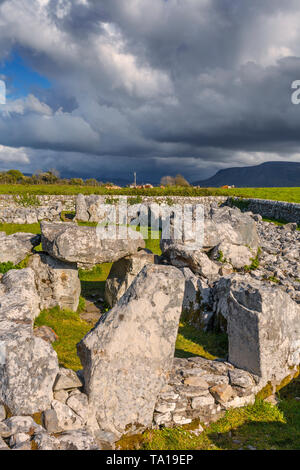 Creevykeel ancienne cour tombe est situé sur les contreforts de Tievebaun Mountain près de la mer près de Mullaghmore dans le comté de Sligo, en Irlande. Banque D'Images