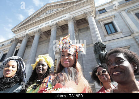 Madrid, Espagne, 21/05/2019 Lala, Rama et Batouly femmes d'origine africaine à l'appui de la première parlementaire d'origine africaine en Espagne Luc André Diouf, aux portes du Parlement et devant les lions faits avec des boulets de Photo : Juan Carlos Rojas/photo | Alliance mondiale d'utilisation Banque D'Images