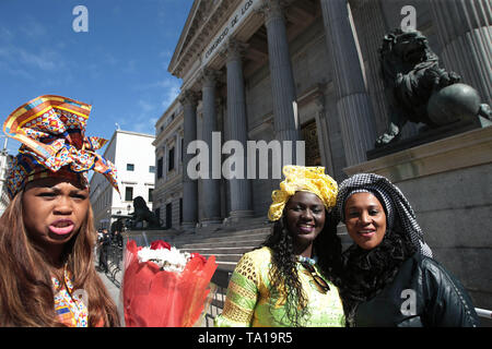 Madrid, Espagne, 21/05/2019 Lala, Rama et Batouly femmes d'origine africaine à l'appui de la première parlementaire d'origine africaine en Espagne Luc André Diouf, aux portes du Parlement et devant les lions faits avec des boulets de Photo : Juan Carlos Rojas/photo | Alliance mondiale d'utilisation Banque D'Images