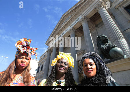 Madrid, Espagne, 21/05/2019 Lala, Rama et Batouly femmes d'origine africaine à l'appui de la première parlementaire d'origine africaine en Espagne Luc André Diouf, aux portes du Parlement et devant les lions faits avec des boulets de Photo : Juan Carlos Rojas/photo | Alliance mondiale d'utilisation Banque D'Images