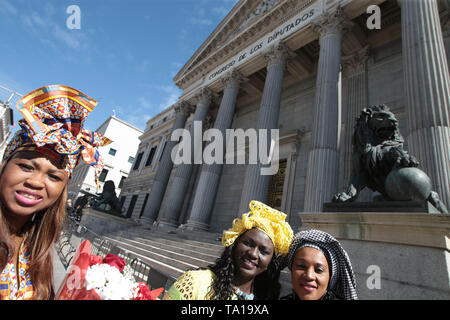 Madrid, Espagne, 21/05/2019 Lala, Rama et Batouly femmes d'origine africaine à l'appui de la première parlementaire d'origine africaine en Espagne Luc André Diouf, aux portes du Parlement et devant les lions faits avec des boulets de Photo : Juan Carlos Rojas/photo | Alliance mondiale d'utilisation Banque D'Images