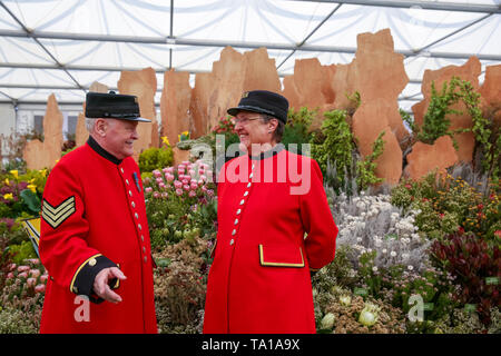 Deux retraités Chelsea vu au cours de l'exposition florale de Chelsea. La Royal Horticultural Society Chelsea Flower Show est un show annuel de plus de cinq jours dans le parc du Royal Hospital Chelsea dans l'ouest de Londres. Le spectacle est ouvert au public à partir du 21 mai jusqu'au 25 mai 2019. Banque D'Images