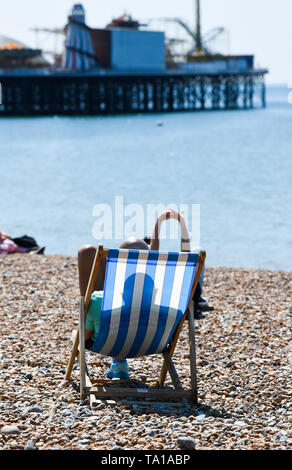 Brighton UK 21 mai 2019 - Les visiteurs apprécient le temps chaud et ensoleillé sur la plage de Brighton aujourd'hui avec elle forecast get se réchauffer au cours des prochains jours en Grande-Bretagne . Crédit photo : Simon Dack / Alamy Live News Banque D'Images
