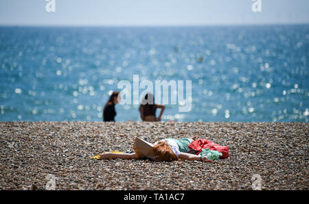 Brighton UK 21 mai 2019 - Les visiteurs apprécient le temps chaud et ensoleillé sur la plage de Brighton aujourd'hui avec elle forecast get se réchauffer au cours des prochains jours en Grande-Bretagne . Crédit photo : Simon Dack / Alamy Live News Banque D'Images