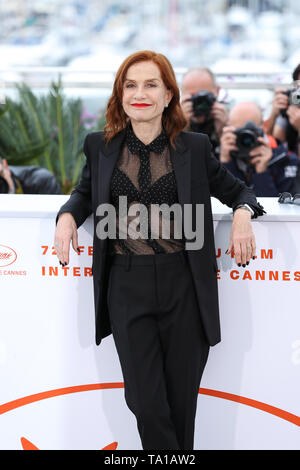 Cannes, France. 21 mai, 2019. Isabelle Huppert pose lors d'un photocall pour le film "Frankie" au 72e Festival du Film de Cannes, France, le 21 mai 2019. Le directeur Ira Sachs' film 'Frankie' seront en compétition pour la Palme d'or au 72e Festival de Cannes. Credit : Zhang Cheng/Xinhua/Alamy Live News Banque D'Images