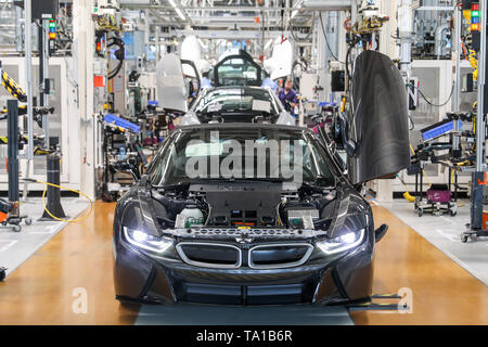 Leipzig, Allemagne. 20 mai, 2019. Les employés de l'usine BMW à Leipzig le travail sur l'Assemblée de l'i8. Le plug-in hybride de voiture de sport a été construite à l'usine BMW Leipzig depuis 2013. Crédit : Jan Woitas/dpa-Zentralbild/ZB/dpa/Alamy Live News Banque D'Images