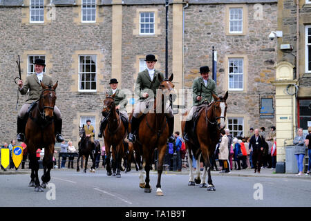 Hawick, Scottish Borders, au Royaume-Uni. 21 mai 2019. Circonscription commune Hawick 2019 Ñ Priesthaugh Rideout Légende : Cornet Connor Brunton (centre) conduit près de 100 partisans monté loin de Tower Knowe sur le trajet pour Priesthaugh. Le mardi 23 mai voit le quatrième tour préliminaire dans l'accumulation de la principale circonscription commune journée du vendredi 7 juin 2019. Cornet Connor Brunton conduit les partisans de quitter le Backdamgate monté à Hawick à 2h00 ( Crédit : Rob Gray/Alamy Live News Banque D'Images