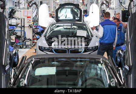 Leipzig, Allemagne. 20 mai, 2019. Les employés de l'usine BMW à Leipzig le travail sur l'Assemblée de l'i8. Le plug-in hybride de voiture de sport a été construite à l'usine BMW Leipzig depuis 2013. Crédit : Jan Woitas/dpa-Zentralbild/ZB/dpa/Alamy Live News Banque D'Images