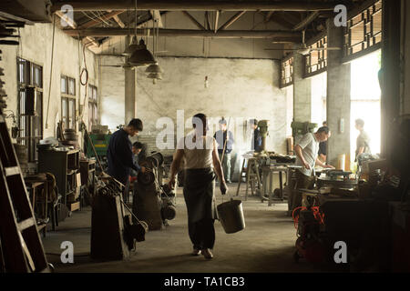 (190521) -- LONGQUAN, 21 mai 2019 (Xinhua) -- Zheng Guorong (C) et ses apprentis travaillent à l'Épée 8090 Studio dans l'est de la Chine, Longquan Zhejiang Province, le 21 mai 2019. Pendant des siècles, Longquan a été célèbre pour son épée. Zheng Guorong, 55, un patrimoine culturel immatériel de l'héritière dans Longquan sabre, épée a fait depuis plus de 30 ans. Zheng ce qui concerne l'épée comme un symbole de l'esprit et consacre toute sa carrière avec admiration. Dans son studio, l'ensemble du processus de décisions d'une seule épée prend de deux à trois mois, avec des étapes suivantes, y compris la formation d'une idée, de la conception de la sket Banque D'Images