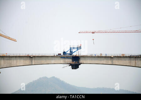 (190521) -- LE LAOS, le 21 mai 2019 (Xinhua) -- Photo prise le 21 mai 2019 montre la contre-Luang Prabang Mekong River pont de chemin de fer dans le nord du Laos. La première travée du pont du chemin de fer China-Laos a été construit sur le fleuve Mékong dans le nord du Laos, le Laos-China Railway Co., Ltd., qui est en charge de la construction et l'exploitation du chemin de fer dit mardi. En conséquence, la China Railway Engineering Group n° 8 (CREC-8) a terminé la fermeture de la première fraction de la contre-Luang Prabang Mekong River pont de chemin de fer le samedi. C'est aussi la première travée du pont achevé de deux Banque D'Images