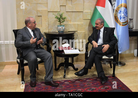 21 mai 2019 - Bethléem, Cisjordanie, territoire palestinien - Le Premier Ministre palestinien Mohammad Ishtayeh rencontre avec Reuben Gauci, le représentant de la République de Malte en Palestine, dans la ville de Ramallah, en Cisjordanie, le 21 mai 2019 (Crédit Image : © Office de Premier ministre/APA des images à l'aide de Zuma sur le fil) Banque D'Images