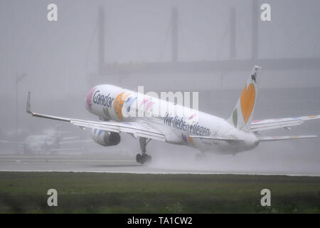 Munich, Allemagne. 21 mai, 2019. Boeing 757-300 avec l'enregistrement D-ABON comme 'William' avec peinture spéciale au début en cas de pluie, la circulation aérienne, pulvérisation, fly.Avion de l'aéroport Franz Josef Strauss de Munich.Munich. Utilisation dans le monde entier | Credit : dpa/Alamy Live News Banque D'Images