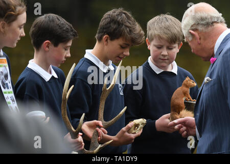 Glendalough, Irlande. 21 mai, 2019. Le Prince Charles, prince de Galles se réunit avec des enfants des écoles locales à Glendalough Upper Lake, au cours du deuxième jour de sa visite à la République d'Irlande. Credit : ASWphoto/Alamy Live News Banque D'Images