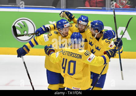 Bratislava, Slovaquie. 21 mai, 2019. Les joueurs suédois de célébrer le premier but le match entre la Suède et la Russie au sein de l'IIHF 2019 Championnat du monde à Bratislava, Slovaquie, le 21 mai 2019. Photo : CTK Vit Simanek/Photo/Alamy Live News Banque D'Images
