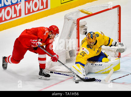 Bratislava, Slovaquie. 21 mai, 2019. L-R SERGEI ANDRONOV (RUS) et JACOB MARKSTROM (SWE) en action pendant le match entre la Suède et la Russie au sein de l'IIHF 2019 Championnat du monde à Bratislava, Slovaquie, le 21 mai 2019. Photo : CTK Vit Simanek/Photo/Alamy Live News Banque D'Images