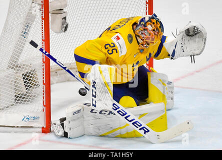 Bratislava, Slovaquie. 21 mai, 2019. L-R de la Suède de gardien de but JACOB MARKSTROM reçoit pendant le match entre la Suède et la Russie au sein de l'IIHF 2019 Championnat du monde à Bratislava, Slovaquie, le 21 mai 2019. Photo : CTK Vit Simanek/Photo/Alamy Live News Banque D'Images