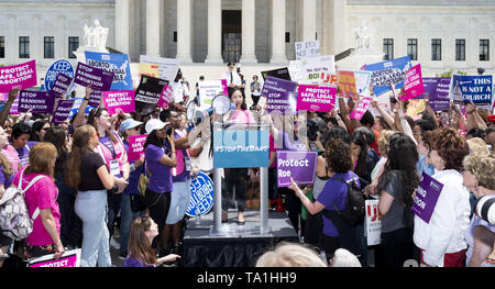 Washington, DC, USA. 21 mai, 2019. Le Dr LEANA WEN, Président de la Planned Parenthood Federation of America et le Fonds d'action pour la planification familiale, s'exprimant lors de la ''Stop Les interdictions Journée d'action pour les droits à l'avortement'' rassemblement devant la Cour suprême à Washington, DC Le 21 mai 2019. Crédit : Michael Brochstein/ZUMA/Alamy Fil Live News Banque D'Images