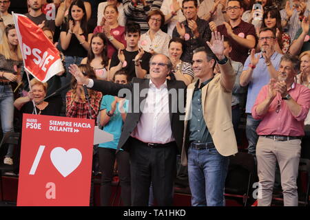 21 mai 2019 - Getafe, Espagne - Ángel Gabilondo, candidat à la présidence de la région de Madrid et le Premier Ministre espagnol, Pedro Sanchez sont vus en agitant à la foule lors de la conférence des parties de la conférence.Party PSOE dans le visage de régional, local et aux élections européennes le 26 mai en Espagne avec la participation de Pedro SÃ¡Sánchez (le premier ministre espagnol), Iratxe Garcia (PSOE), l'eurodéputé de Ãngel Gabilondo (candidat à la présidence de la région de Madrid pour les élections régionales du 26 mai), José Manuel Franco (secrétaire général du PSOE de Madrid) et Santiago Llorente (Mayo Banque D'Images