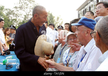 (190521) -- NEW YORK, 21 mai 2019 (Xinhua) -- Glen Beneda (2e R, à l'avant), un ancien pilote américain Flying Tigers, serre la main avec le villageois qui ont participé au sauvetage de lui durant la Seconde Guerre mondiale, dans le comté de Jianli, province du Hubei en Chine centrale, le 9 septembre 2005. Les sacrifices de chinois et américains ont fait côte à côte dans la guerre sont notre héritage commun qui devrait être chéri par nos deux pays, a déclaré Edward Beneda, vice-président de la Fondation du patrimoine aéronautique sino-américain (SAAHF) et fils de l'Flying Tigers américain Glen Beneda pilote, "Nous sommes en désaccord de temps en temps, mais la chose importante Banque D'Images