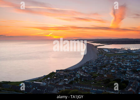 Portland, Dorset, UK. 21 mai, 2019. Météo britannique. Vue de Portland Heights sur l'Île de Portland, dans le Dorset au coucher du soleil avec une vue sur l'ouest à travers Fortuneswell et le long de plage de Chesil et le lagon de la flotte à la fin d'une chaude journée ensoleillée. Crédit photo : Graham Hunt/Alamy Live News Banque D'Images