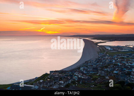 Portland, Dorset, UK. 21 mai, 2019. Météo britannique. Vue de Portland Heights sur l'Île de Portland, dans le Dorset au coucher du soleil avec une vue sur l'ouest à travers Fortuneswell et le long de plage de Chesil et le lagon de la flotte à la fin d'une chaude journée ensoleillée. Crédit photo : Graham Hunt/Alamy Live News Banque D'Images