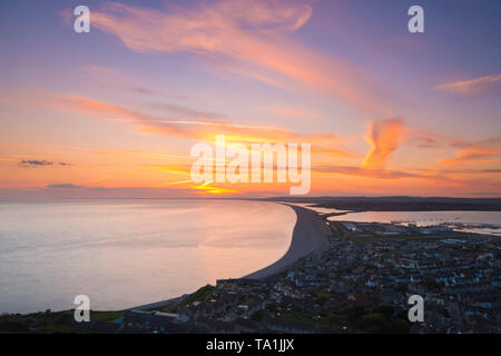 Portland, Dorset, UK. 21 mai, 2019. Météo britannique. Vue de Portland Heights sur l'Île de Portland, dans le Dorset au coucher du soleil avec une vue sur l'ouest à travers Fortuneswell et le long de plage de Chesil et le lagon de la flotte à la fin d'une chaude journée ensoleillée. Crédit photo : Graham Hunt/Alamy Live News Banque D'Images