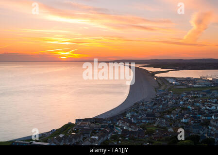 Portland, Dorset, UK. 21 mai, 2019. Météo britannique. Vue de Portland Heights sur l'Île de Portland, dans le Dorset au coucher du soleil avec une vue sur l'ouest à travers Fortuneswell et le long de plage de Chesil et le lagon de la flotte à la fin d'une chaude journée ensoleillée. Crédit photo : Graham Hunt/Alamy Live News Banque D'Images