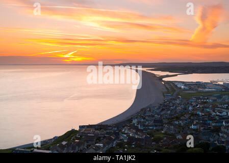 Portland, Dorset, UK. 21 mai, 2019. Météo britannique. Vue de Portland Heights sur l'Île de Portland, dans le Dorset au coucher du soleil avec une vue sur l'ouest à travers Fortuneswell et le long de plage de Chesil et le lagon de la flotte à la fin d'une chaude journée ensoleillée. Crédit photo : Graham Hunt/Alamy Live News Banque D'Images