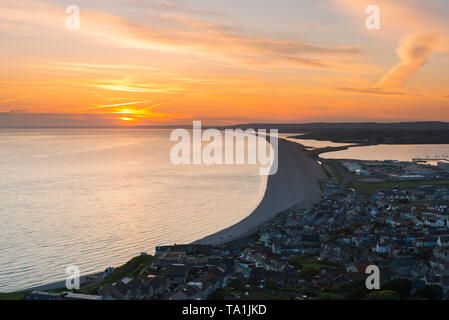 Portland, Dorset, UK. 21 mai, 2019. Météo britannique. Vue de Portland Heights sur l'Île de Portland, dans le Dorset au coucher du soleil avec une vue sur l'ouest à travers Fortuneswell et le long de plage de Chesil et le lagon de la flotte à la fin d'une chaude journée ensoleillée. Crédit photo : Graham Hunt/Alamy Live News Banque D'Images